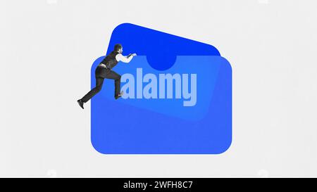 Moderne ästhetische Kunstwerke. Symbol „Person, die einen übergroßen Ordner hochklettert“, das Dateiverwaltung und Organisation darstellt. Stockfoto