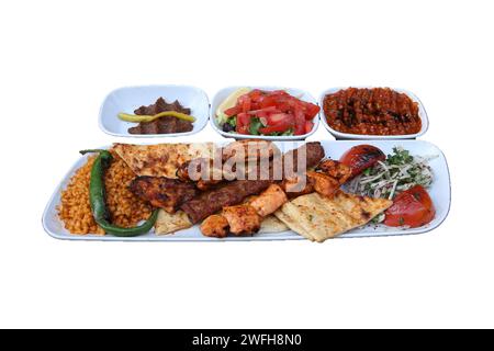 Gemischter Kebab-Teller mit rohen Fleischbällchen, scharfer Paste und Salat. Traditionelles türkisches Gericht Kebab. Stockfoto