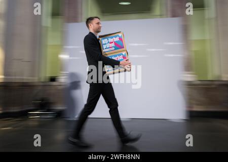 Berlin, Deutschland. Januar 31, 2024. Ein Mitarbeiter des Bundesrates trägt Kisten mit der Aufschrift „Check AfD Ban!“ Nach der Übergabe der Petition 'Check AfD Ban!' aus dem Flur raus. An Bundesratspräsident Schwesig. Rund 800.000 Personen haben die Petition auf der Petitionsplattform innn.it seit ihrer Einführung am 14. August 2023 unterzeichnet. Quelle: Sebastian Christoph Gollnow/dpa/Alamy Live News Stockfoto