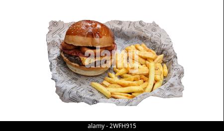 Cheeseburger mit Zwiebelringen, Pommes Frites isoliert auf weißem Hintergrund Stockfoto