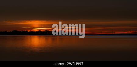 Windturbinen bei Sonnenuntergang im Winter auf Wolfe Island, Ontario, Kanada Stockfoto