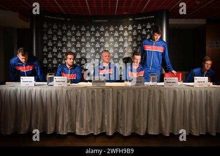 Vendryne, Tschechische Republik. Januar 31, 2024. (L-R) die tschechischen Spieler Adam Pavlasek, Tomas Machac, nicht spielender Kapitän Jaroslav Navratil, Jiri Lehecka, Jakub Mensik und Vit Kopriva nehmen an einer Pressekonferenz vor dem Qualifikationsspiel Tschechische Republik gegen Israel in Vendryne, Tschechische Republik, am 31. Januar 2024 Teil. Quelle: Jaroslav Ozana/CTK Photo/Alamy Live News Stockfoto