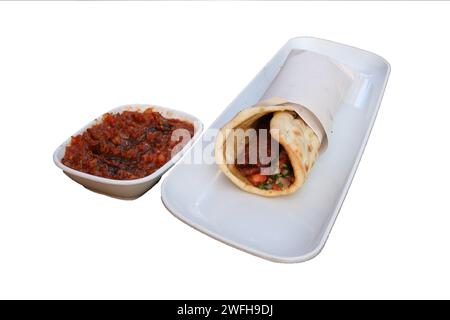 Adana Döner Wrap und scharfe Paste, isoliert auf weißem Hintergrund Stockfoto