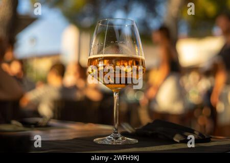 Bier vom Fass im Weinglas auf dem Restauranttisch Stockfoto