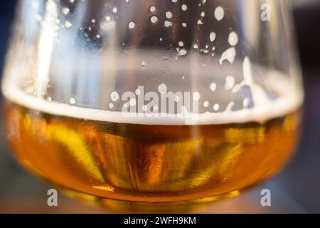 Nahaufnahme von Bier vom Fass im Weinglas Stockfoto