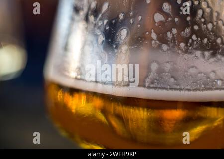 Nahaufnahme von Bier vom Fass im Weinglas Stockfoto