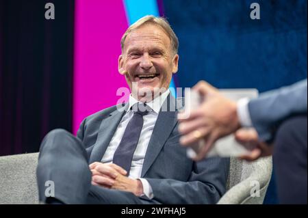 SPOBIS Conference 2024 Hans Joachim Watzke Geschäftsführer von Borussia Dortmund spricht während der Podiumsrunde auf dem Sportbusiness Kongress SPOBIS am 31.01.24 im CCH Congress Center Hamburg. Hamburg CCH Congress Center Hamburg Deutschland *** SPOBIS Conference 2024 Hans Joachim Watzke Geschäftsführer Borussia Dortmund spricht während der Podiumsdiskussion auf der SPOBIS Sports Business Conference am 31 01 24 im CCH Congress Center Hamburg CCH Congress Center Hamburg Hamburg Copyright: XThomasxHaeslerx Stockfoto