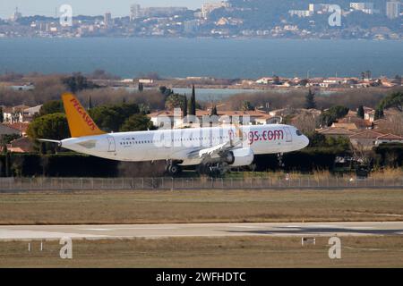 Marseille, Frankreich. Januar 2024. Allgemeine Ansicht eines Airbus A321-251 der Billigfluggesellschaft Pegasus Airlines, die am Flughafen Marseille Provence ankommt. Dieses Flugzeug hat nur in der Economy-Klasse eine Kapazität von 236 Sitzplätzen. Quelle: SOPA Images Limited/Alamy Live News Stockfoto