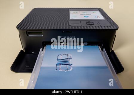 Antalya, Türkei – 31. Januar 2024: Mobiler Fotodrucker Canon SELPHY CP1500 auf gelbem Hintergrund Stockfoto