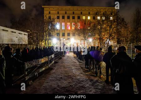 Berghain Club Berlin, CTM Festival 2024 Meinschenschlange zum Eintritt Berghain Club Berlin *** Berghain Club Berlin, CTM Festival 2024 meine Warteschlange für den Eintritt Berghain Club Berlin Stockfoto