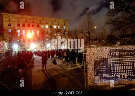 Berghain Club Berlin, CTM Festival 2024 Meinschenschlange zum Eintritt Berghain Club Berlin *** Berghain Club Berlin, CTM Festival 2024 meine Warteschlange für den Eintritt Berghain Club Berlin Stockfoto