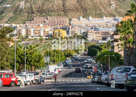 Straßenszene aus Los Cristianos Resort auf Teneriffa, Kanarischen Inseln, Spanien. Stockfoto