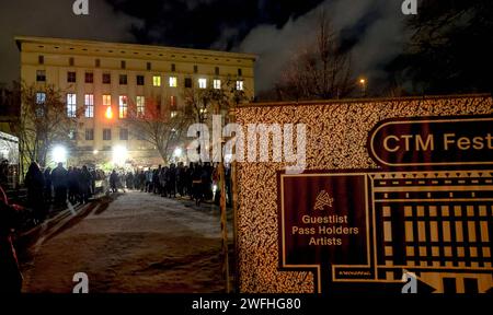 Berghain Club Berlin, CTM Festival 2024 Meinschenschlange zum Eintritt Berghain Club Berlin *** Berghain Club Berlin, CTM Festival 2024 meine Warteschlange für den Eintritt Berghain Club Berlin Stockfoto