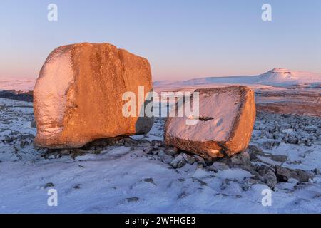 Eisbrecher auf Keld Head Scar, Kingsdale, nahe Ingleton, Yorkshire Dales, North Yorkshire, UK. Der kleinere der beiden Felsbrocken wird als ch bezeichnet Stockfoto