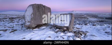 Eisbrecher auf Keld Head Scar, Kingsdale, nahe Ingleton, Yorkshire Dales, North Yorkshire, UK. Der kleinere der beiden Felsbrocken wird als ch bezeichnet Stockfoto