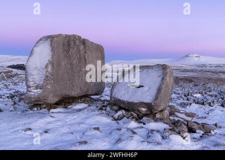 Eisbrecher auf Keld Head Scar, Kingsdale, nahe Ingleton, Yorkshire Dales, North Yorkshire, UK. Der kleinere der beiden Felsbrocken wird als ch bezeichnet Stockfoto