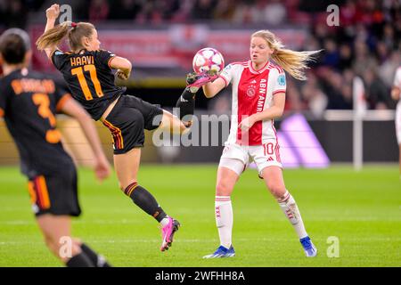 Emilie Haavi von AS Roma tritt den Ball, Nadine Noordam vom AFC Ajax während der UEFA Women's Champions League, Gruppenspiel C zwischen AFC Ajax und AS Roma am 30. Januar 2024 im Sportpark de Toekomst in Amsterdam-Duivendrecht, Niederlande Stockfoto