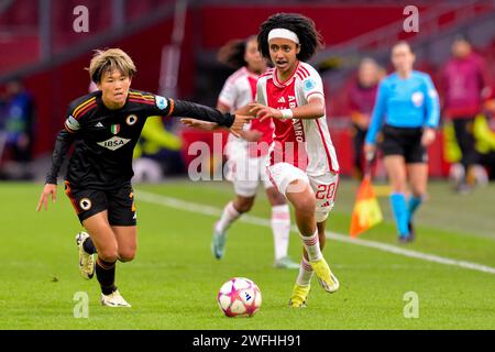 Moeka Minami von AS Roma kämpft am 30. Januar 2024 im Sportpark de Toekomst in Amsterdam-Duivendrecht um Besitz mit Lily Yohannes vom AFC Ajax beim Gruppenspiel der UEFA Women's Champions League Stockfoto