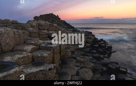 Der Giants Causeway, Belfast, County Antrim, Nordirland bei Sonnenaufgang Stockfoto