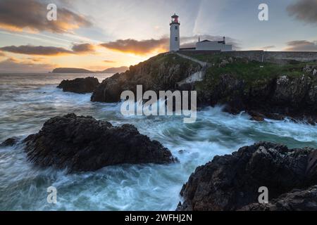 Fanad Head Lighthouse, County Donegal an der Küste des Wild Atlantic Way. Stockfoto