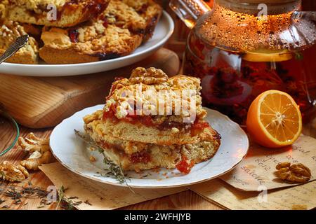 Shortbread Kuchen mit Marmelade und Tee mit Zitrone auf hölzernem Hintergrund Stockfoto