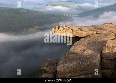 Ladybower Reservoir von Bamford Edge mit einer Nebelumkehr und Ashopton-Viadukt im Hintergrund, Derbyshire Peak District Stockfoto