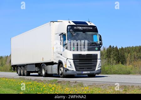 Der neue, weiße Volvo FH 460 zieht an einem sonnigen Frühlingstag den temperaturgeregelten Auflieger FRC entlang der Autobahn. Forssa, Finnland. Mai 2023. Stockfoto