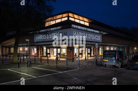 Marks & Spencer Store und Supermarkt Eingang in Torquay, Devon, England. Nächtliche Fotografie beleuchtet und beleuchtet. Stockfoto