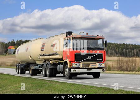 Klassischer Volvo F1225 Tankwagen von Kuljetusliike Hovi Ky für den Transport von Tierfutter in Richtung Süden auf der Autobahn 52 im Frühjahr. Salo, Finnland. Mai 2022. Stockfoto