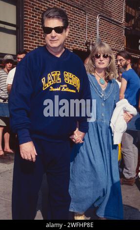 **DATEIFOTO** Melinda Ledbetter ist gestorben. Brian Wilson und Ehefrau Melinda Ledbetter traten am 15. August 1995 in der Late Show with David Letterman im Ed Sullivan Theater in New York auf. Foto: Henry McGee/MediaPunch Stockfoto