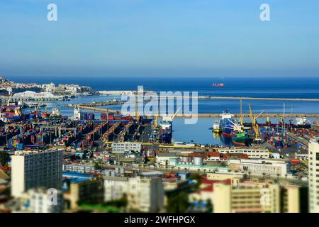 Hochwinkelansicht des Hafens von Algier. Öltankschiffe auf dem Pier. Stockfoto