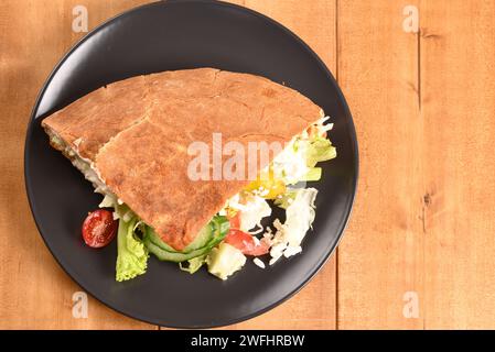 Döner Döner auf einem dunklen Teller, Nahaufnahme. Stockfoto