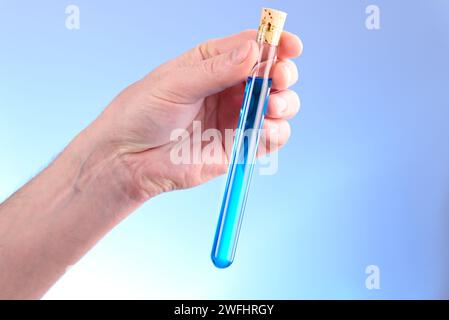 Chemische Laborpräparation in Form von blauer Flüssigkeit im Reagenzglas. Stockfoto