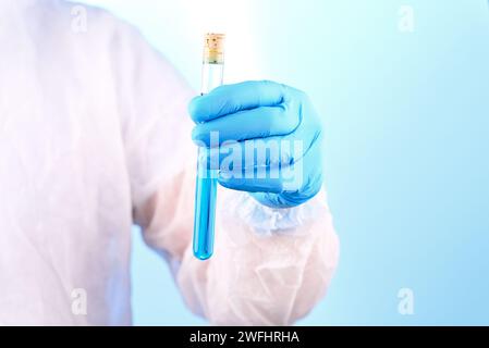 Chemische Laborpräparation in Form von blauer Flüssigkeit im Reagenzglas. Stockfoto