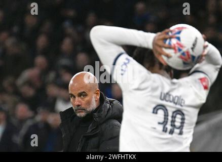 PEP Guardiola, der Manchester City Manager, schaut auf Destiny Udogie von Tottenham Hotspur. Emirates FA Cup, 4. Runde, Tottenham Hotspur gegen Manchester Stockfoto