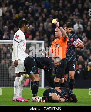 Destiny Udogie erhält eine gelbe Karte für ein Foul auf Bernardo Silva aus Manchester City. Emirates FA Cup, 4. Runde, Tottenham Hotspur gegen Manchester City Stockfoto