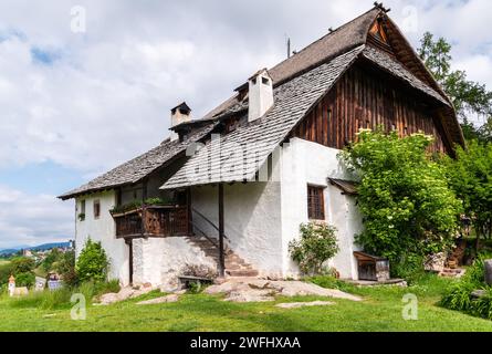 Der alte Maso Plattner (typisch Tiroler Bauernhof), Standort des Bienenmuseums, Costalovara, Gemeinde Ritten, Südtirol. Trentino Südtirol, Norden Stockfoto