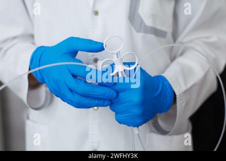 Der Arzt legt ein Pflaster auf den Arm eines Patienten im Krankenhaus mit einem gebrochenen Arm Stockfoto