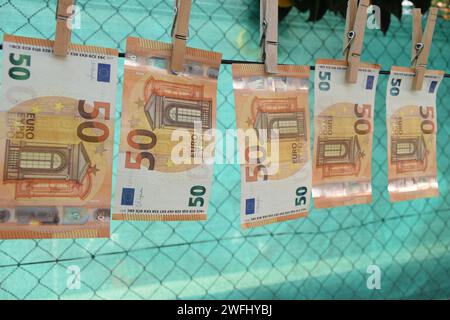 Gewaschen und getrocknet auf einer Schnur, 50 Euro-Banknoten. Geldwäsche Stockfoto