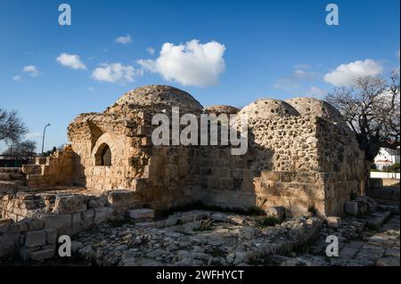 Paphos, Zypern - 23. Dezember 2023: Historische Hammam-Ruinen des türkischen Bades. Stockfoto