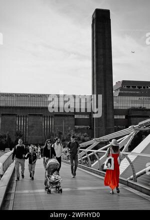 Lady in Red - auf meinem Weg nach Tate Modern bemerkte ich diese Dame in einem roten Kleid, die sich bemerkte. Stockfoto