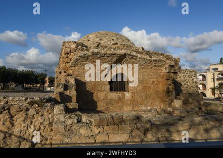 Paphos, Zypern - 23. Dezember 2023: Historische Hammam-Ruinen des türkischen Bades. Stockfoto