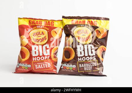 London, Vereinigtes Königreich, 29. Januar 2024:- Ein Paar Pakete mit Hula Hoops British Potato Snacks auf weißem Hintergrund Stockfoto