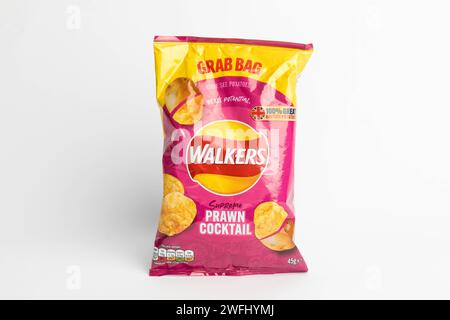 London, Vereinigtes Königreich, 29. Januar 2024:- Eine Packung Walkers Prawn Cocktail British Potato Crisps auf weißem Hintergrund Stockfoto