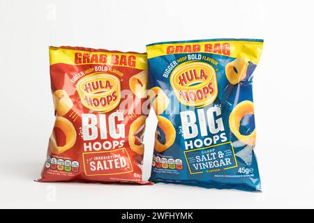 London, Vereinigtes Königreich, 29. Januar 2024:- Ein Paar Pakete mit Hula Hoops British Potato Snacks auf weißem Hintergrund Stockfoto