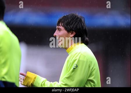 PIC zeigt: Barcelona Train at the Emirates gut zurück zu sein Thierry Henry lächelt hinter der Maske, mit Lionel Messi und PEP Guardiola. März Stockfoto