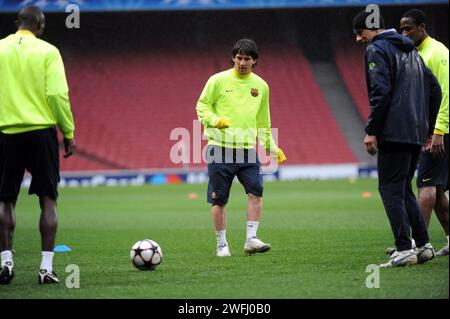 PIC zeigt: Barcelona Train at the Emirates gut zurück zu sein Thierry Henry lächelt hinter der Maske, mit Lionel Messi und PEP Guardiola. März Stockfoto