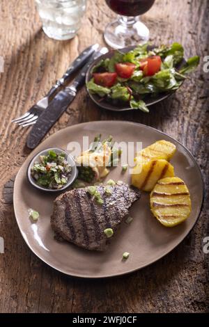 Gegrilltes Steak Mit Chimichuri-Sauce Auf Holz Stockfoto