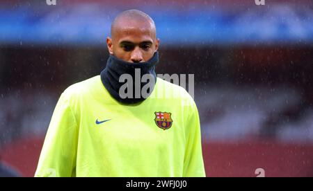 PIC zeigt: Barcelona Train at the Emirates gut zurück zu sein Thierry Henry lächelt hinter der Maske, mit Lionel Messi und PEP Guardiola. März Stockfoto