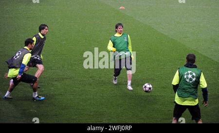 PIC zeigt: Barcelona Train at the Emirates gut zurück zu sein Thierry Henry lächelt hinter der Maske, mit Lionel Messi und PEP Guardiola. März Stockfoto